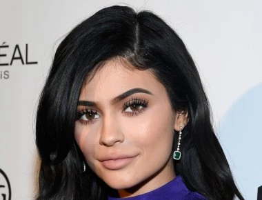 H Kylie Jenner μας γνωρίζει την κόρη της Stormi! (φωτό, βίντεο)